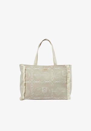 Bolsa tote beige con patrones geométricos blancos y de elefante, asas de tela y bordes deshilachados en los lados frontales, forma rectangular.