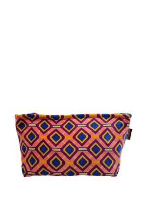 Pochette rectangulaire en tissu avec motif géométrique de losanges rose, jaune et bleu et une petite étiquette latérale sur fond blanc.