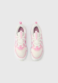Λευκά αθλητικά παπούτ σια με ροζ λεπτομέρειες, πάνω μέρος από δίχτυ, επένδυση στον αστράγαλο και δέσιμο με κορδόνια. Λείο ελαστικό πέλμα με ελαφρά ανύψωση στη φτέρνα.