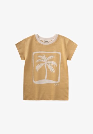 Kurzärmliges, gelbes T-Shirt aus Baumwolle mit einem weißen Palmenbaum-Graphic in einem Quadrat. Der gerippte Kragen sorgt für Textur.