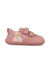 Zapatos sintéticos rosa con dos correas de Velcro, con un gráfico de llama de dibujos animados y acentos en forma de corazón. Suela texturizada con orificios de ventilación.