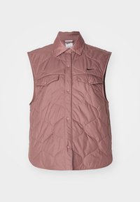 Zateplená bezrukává vesta v barvě starorůžové, s knopkovým zapínáním vpředu, dvěma náprsními kapsami a jemným prošívaným vzorem. Černé logo na hrudi.