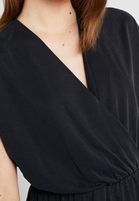 Monki Žerzejové šaty - black