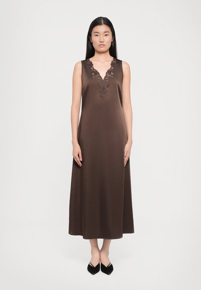 Brun satin maxi kjole med V-udskæring og broderede detaljer på livstykket. Glat tekstur, ærmeløs design og en let, svævende silhuet.