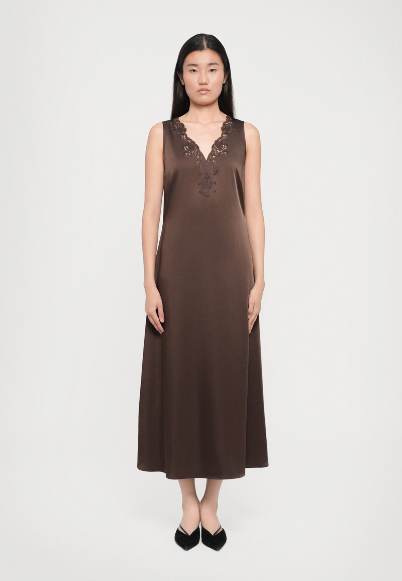 Rochie maxi din satin maro, cu decolteu în V și detalii brodate pe bust. Textură fină, design fără mâneci și o siluetă fluidă.