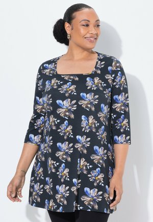 Schwarze Blumen-Tunika mit Dreiviertelärmeln, die blaue und beige Blumemuster, einen quadratischen Ausschnitt und eine fließende Silhouette aufweist.