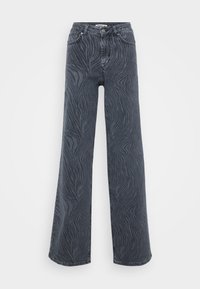 Široke jeans hlače iz temno sive denima s teksturiranim vzorcem zebra, pet žepov in gumbom za zapiranje.