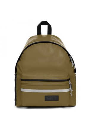Mochila verde oliva hecha de material brillante y duradero. Presenta un bolsillo delantero con cremallera, una franja plateada y un parche de logo negro.