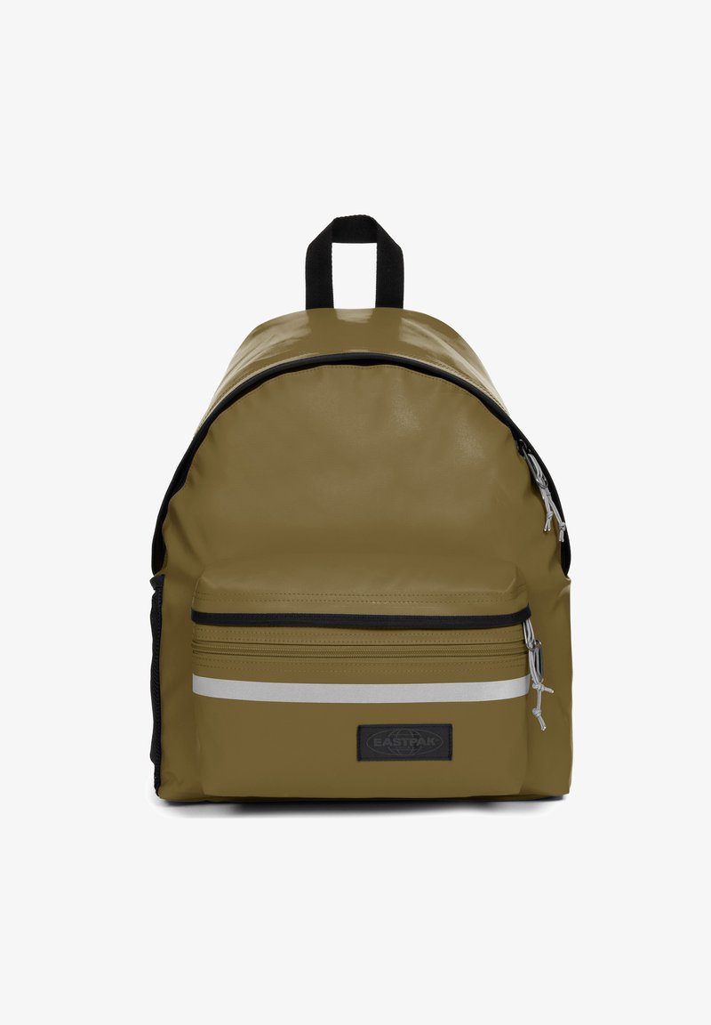 Mochila verde oliva hecha de material brillante y duradero. Presenta un bolsillo delantero con cremallera, una franja plateada y un parche de logo negro.