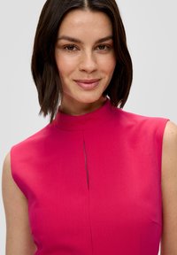 s.Oliver BLACK LABEL MIT TURTLENECK - Etui-jurk - pink