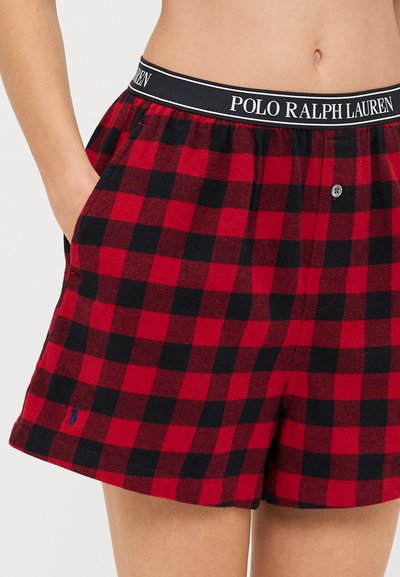 Crvene i crne karirane kratke pidžame s crnim pojasom koji sadrži logo "POLO RALPH LAUREN", detalj s jednim gumbom i bočne džepove.
