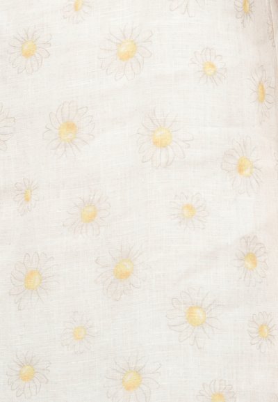 Λευκό ύφασμα με σχέδιο από λευκές μαργαρίτες με κίτρινο κέντρο, ομοιόμορφα κατανεμημένες στην επιφάνεια.