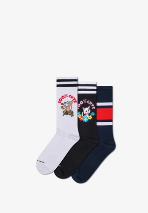 Tři páry ponožek po kolena: bílé se černými pruhy a vzorem jelenů, černé s květinami a nápisem "100% roztomilé," námořnické s červenými akcenty.