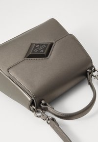 Grå lærveske med en strukturert design, med et diamantformet logoakkcent og en avtakbar stropp. Glatt tekstur og presis søm.