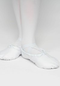 Weiße Ballettschläppchen aus weichem Stoff, mit gekreuzten Riemen und runder Zehenpartie. Die glatte Textur und die gerafften Kanten sind sichtbar.