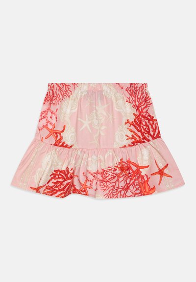 Rosa volanget skjørt med korall- og sjøstjerne-mønster, laget av lett stoff med elastisk liv og teksturerte detaljer.
