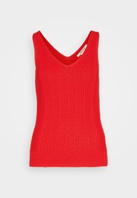 Červený pletený top bez rukávů s výstřihem ve tvaru V, který má texturovaný vzor a žebrovaný lem, vyrobený z měkkého, elastického materiálu.