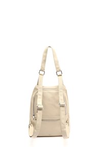 Mochila de cuero color beige claro con correas ajustables para los hombros, dos bolsillos delanteros con cremallera y textura suave. Diseño minimalista con detalles en metal plateado.