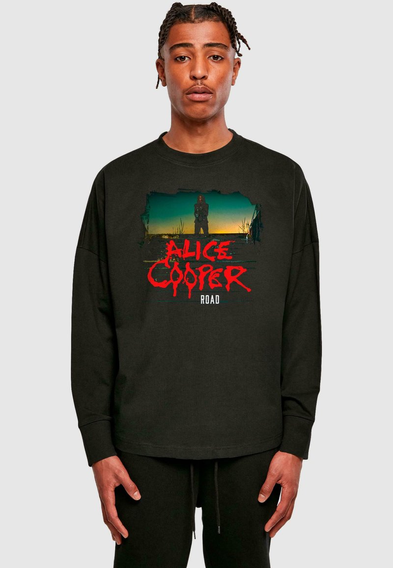 Schwarzes Langarm-Cotton-T-Shirt mit einem grafischen Druck, der den Text "ALICE COOPER ROAD" in Rot und ein Bild einer Figur vor einem grün-blauen Hintergrund zeigt.