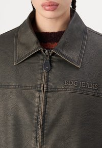 BDG Urban Outfitters BILLIE  - Imiteret læderjakke - chocolate