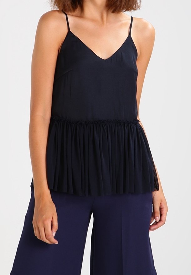 Marinblå linne med justerbara spagettistraper, V-ringning och insamlad vecktextur vid midjan, tillverkad av lättviktig tyg.