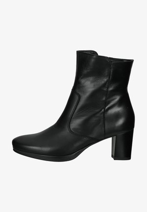 Bottine en cuir noir avec un design ajusté, bout rond et un talon bloc. Texture lisse avec des détails de couture minimaux.