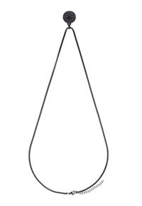 Zwarte metalen ketting met een ronde hanger met een kompasontwerp en een schakellinkstructuur, verstelbaar met een haaksluiting.