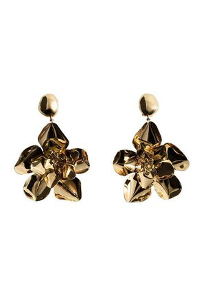 Boucles d'oreilles en forme de fleur en or avec une finition métallique brillante, présentant un design de pétales superposés et un clou arrondi en haut.