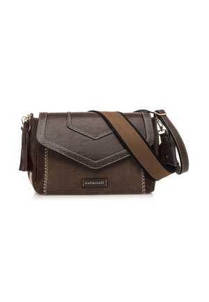 Bolso cruzado de piel marrón con solapa, presenta un diseño texturizado, costuras en contraste y una correa marrón desmontable.
