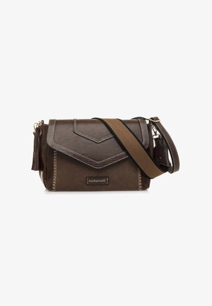 Braune Leder-Umhängetasche mit Klappe, verfügt über ein strukturiertes Design, kontrastierende Nähte und einen abnehmbaren braunen Trageriemen.