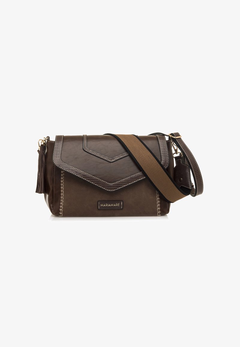 Bolso cruzado de piel marrón con solapa, presenta un diseño texturizado, costuras en contraste y una correa marrón desmontable.