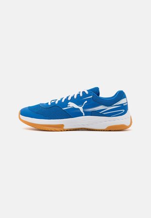 Scarpe da ginnastica blu con una tomaia in rete, dettagli bianchi e suola in gomma naturale. Presentano un logo sul lato e lacci piatti.