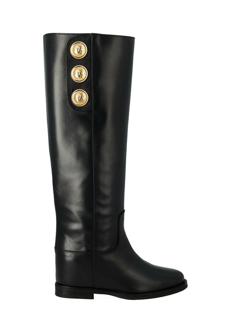 Botte haute en cuir noir avec une texture lisse, ornée de trois boutons dorés sur le côté extérieur et d'un design de bout arrondi.