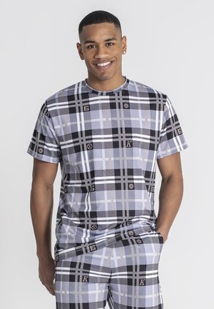 Camiseta de manga corta hecha de una tela con un estampado de cuadros en gris, negro y blanco. Presenta acentos de marca en un diseño uniforme.