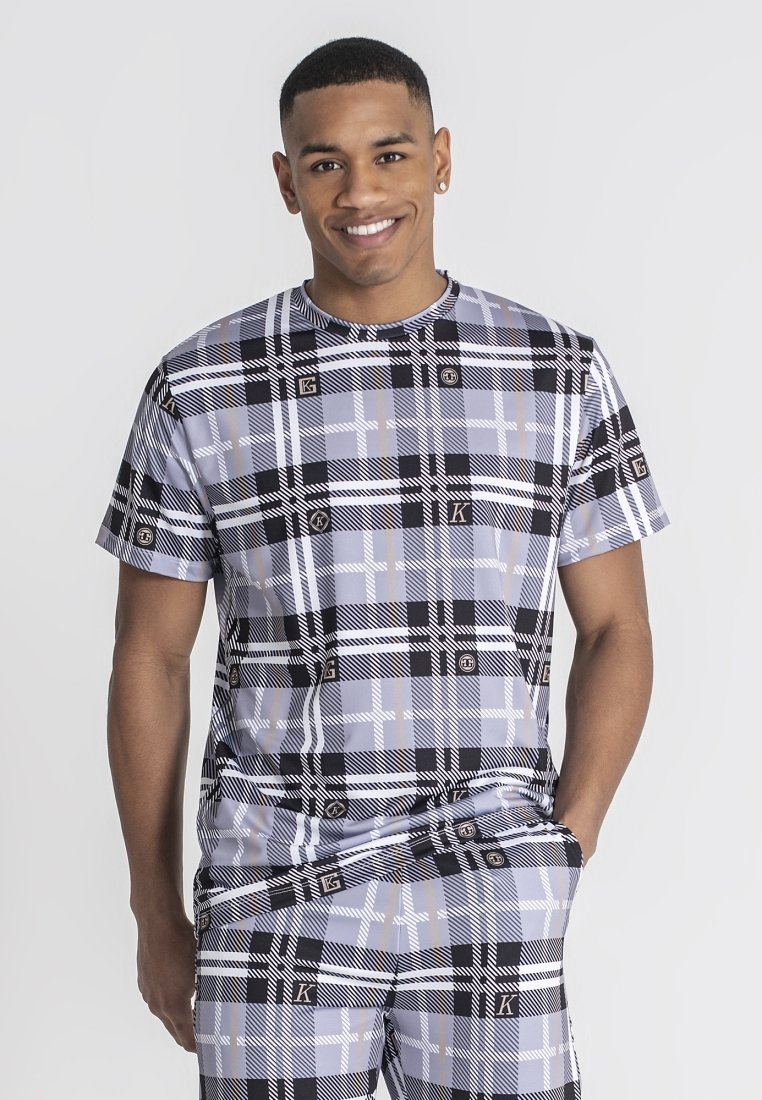 Camiseta de manga corta hecha de una tela con un estampado de cuadros en gris, negro y blanco. Presenta acentos de marca en un diseño uniforme.