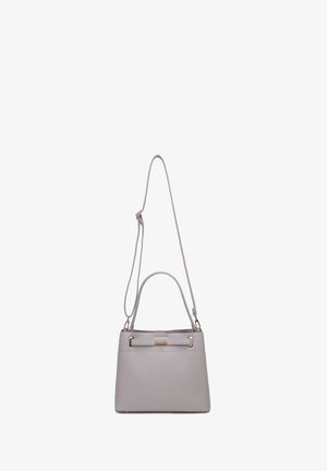 Sac à main structuré gris avec poignée courte et longue bandoulière réglable, équipé d'un fermoir et de détails métalliques dorés.