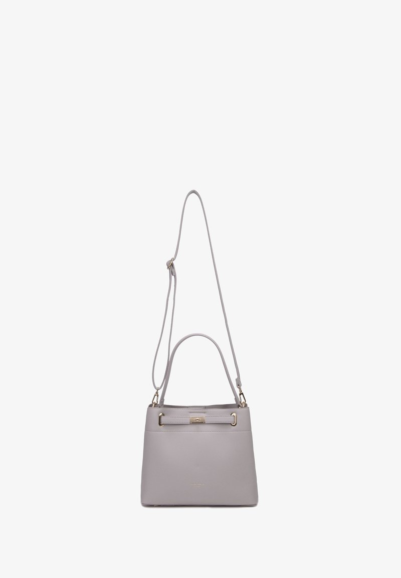 Sac à main structuré gris avec poignée courte et longue bandoulière réglable, équipé d'un fermoir et de détails métalliques dorés.