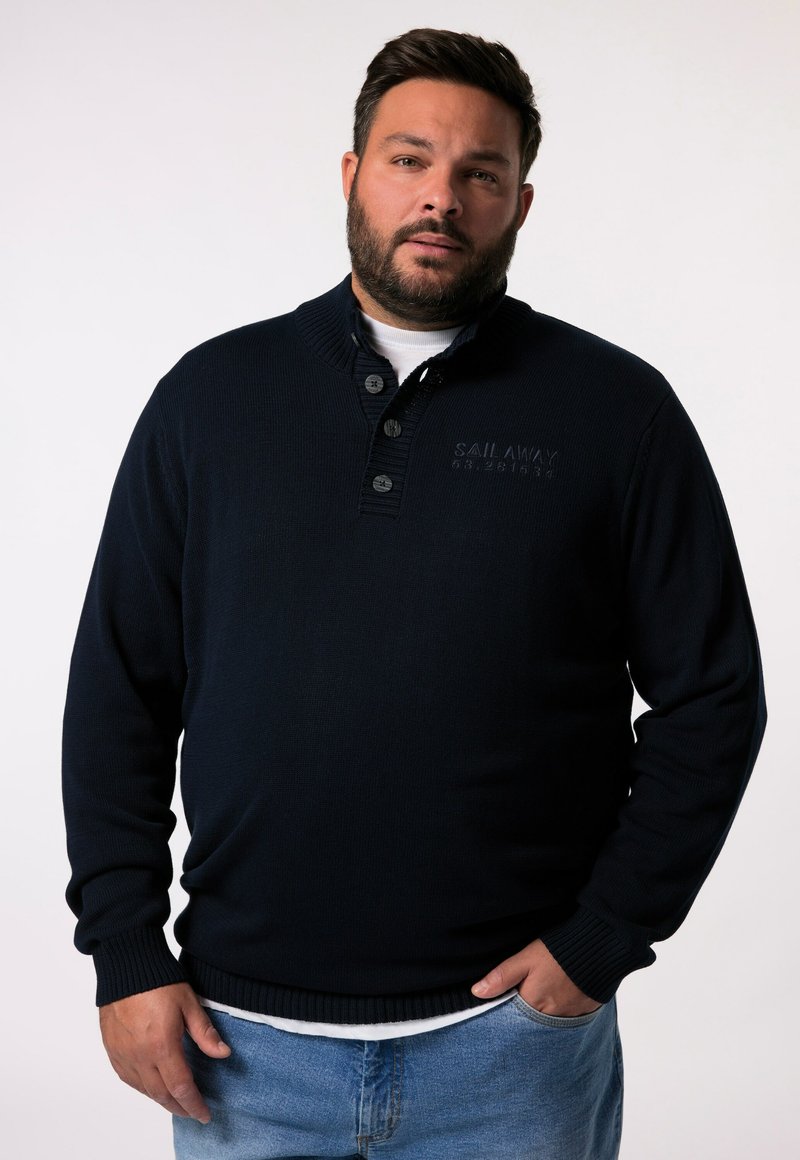 Navy gestrickter Pullover mit hohem Kragen, einer dreiknöpfigen Knopfleiste und gerippten Bündchen. Mit eingeprägtem Logo-Detail auf der Brust.