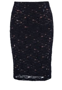 Svart spetspencilkjol med ett blommönster dekorerat med paljetter, en åtsittande silhuett och en fåll som når till mitten av vaden.