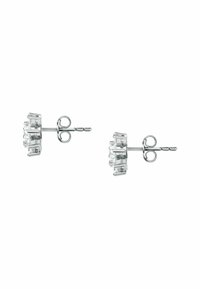 Orecchini a perno in tono argento con accenti cristallini geometrici trasparenti, realizzati in un design multifaccettato con una finitura lucida.