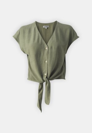 Olivenfarget kort bluse laget av lett stoff, med V-hals, korte ermer, frontknapper og knytte detalj i kanten.