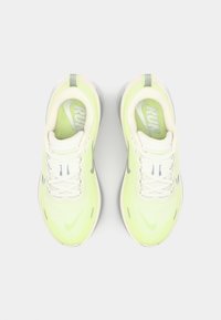Nike Performance VOMERO PLUS - Cestná bežecká obuv - sail/metallic silver/barely volt/pure platinum/football grey