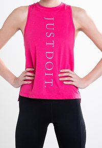 Fuchsia ärmlös sporttopp med vertikal text "JUST DO IT." i vitt, tillverkad av mjukt tyg med avslappnad passform och rundad halsringning.