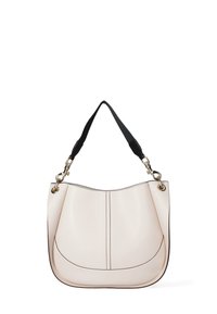 Borsa a mano in pelle color crema con un design strutturato, forma curva, tracolla scura in contrasto e dettagli in metallo dorato.