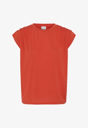 Punainen lyhythihainen paita, jossa laskostetut yksityiskohdat hartioiden läheisyydessä ja pyöreä kaula-aukko, esillä yksinkertaisella valkoisella taustalla.