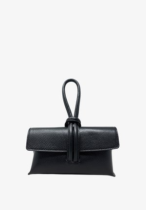 Piccola borsa clutch in pelle nera con manico ad anello e finitura testurizzata, mostrata su uno sfondo bianco uniforme.