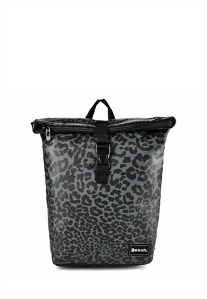 Schwarzer und grauer Rucksack mit Leopardenmuster und Rolltop, Reißverschluss, schwarzem Schnallenriemen, Tragegriff oben und "Bench." Logo-Patch vorne unten rechts.