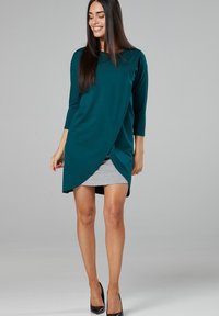 Chelsea Clark UMSTANDS UND STILLTUNIKA - Jersey dress - Dunkelgrün Graumeliert