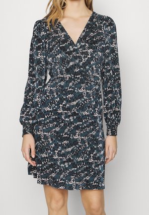 Gemustertes Kleid in tiefem Petrol, mit V-Ausschnitt, langen Puffärmeln und taillierter Silhouette, aus strukturierter Stoff mit floralem Design.