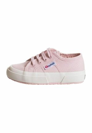 Sneaker in tela rosa chiaro con un upper testurizzato, suola in gomma bianca e etichetta con branding rosso e blu. Sei fori per i lacci.
